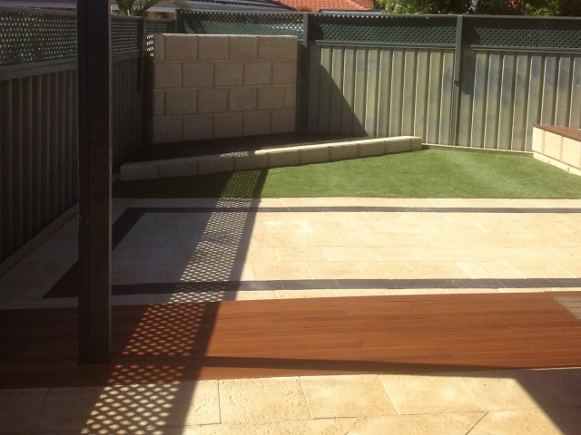 Synthetic turf with reef wall